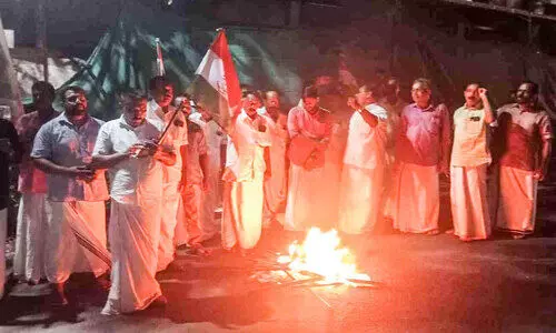 മുഖ്യമന്ത്രിയുടെ രാജിയാവശ്യപ്പെട്ട് കോൺഗ്രസ് പ്രതിഷേധം മുഖ്യമന്ത്രിയുടെ രാജിയാവശ്യപ്പെട്ട് കോൺഗ്രസ് പ്രതിഷേധം