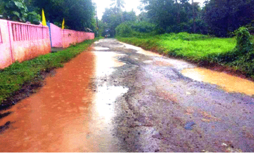 പേ​ര്​ പ​ര​മാ​ർ​ഥം; കു​ണ്ടും കു​ഴി​യും നി​റ​ഞ്ഞ് കു​ണ്ടു​കു​ഴി​പ്പാ​ടം റോ​ഡ്