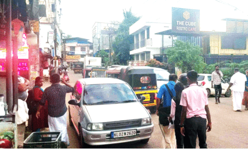 ഓണ വിപണി സജീവം; ഗതാഗത കുരുക്കിൽ കുരുങ്ങി ജനം ഓണ വിപണി സജീവം; ഗതാഗത കുരുക്കിൽ കുരുങ്ങി ജനം