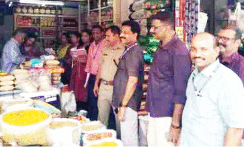 വാണിജ്യ സ്ഥാപനങ്ങളിൽ പ്രത്യേക സംഘത്തിന്‍റെ പരിശോധന