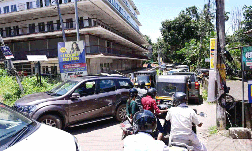 ഗതാഗതക്കുരുക്കിൽ വീർപ്പുമുട്ടി വടകര നഗരം ഗതാഗതക്കുരുക്കിൽ വീർപ്പുമുട്ടി വടകര നഗരം