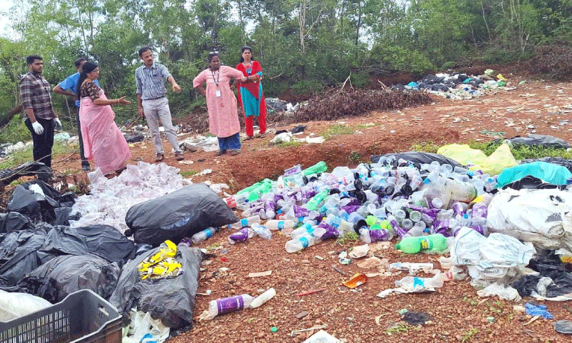 ഒന്നരയേക്കറിൽ രഹസ്യ മാലിന്യം തള്ളൽ കേന്ദ്രം; മുക്കാൽ ലക്ഷം പിഴ ഒന്നരയേക്കറിൽ രഹസ്യ മാലിന്യം തള്ളൽ കേന്ദ്രം; മുക്കാൽ ലക്ഷം പിഴ