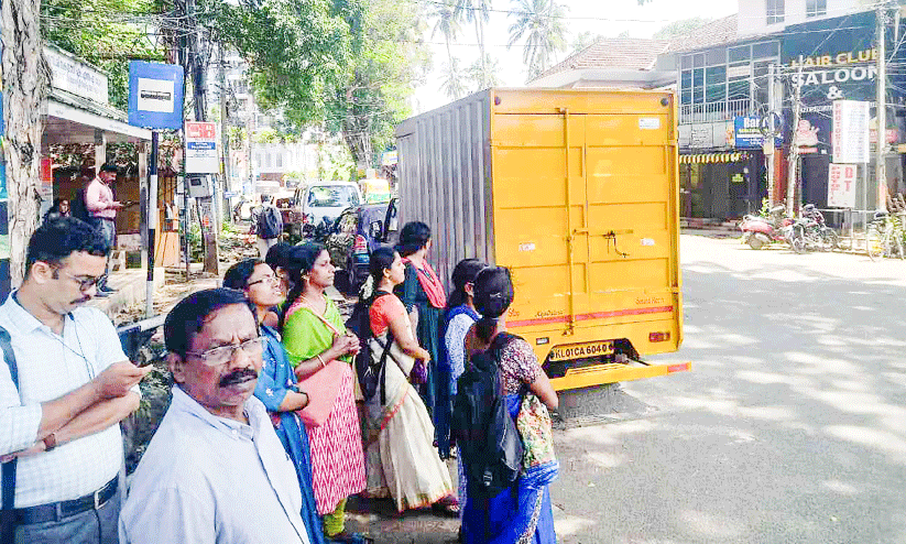 അനധികൃത പാര്ക്കിങ്; ബസ് യാത്രികര് ദുരിതത്തില് അനധികൃത പാര്ക്കിങ്; ബസ് യാത്രികര് ദുരിതത്തില്