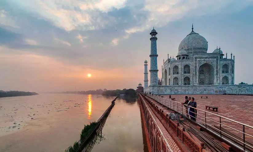 ആഗ്രയെ പൈതൃക നഗരമായി പ്രഖ്യാപിക്കണമെന്നാവശ്യപ്പെട്ട് 1984ൽ സമർപിച്ച ഹരജി സുപ്രീംകോടതി തള്ളി ആഗ്രയെ പൈതൃക നഗരമായി പ്രഖ്യാപിക്കണമെന്നാവശ്യപ്പെട്ട് 1984ൽ സമർപിച്ച ഹരജി സുപ്രീംകോടതി തള്ളി