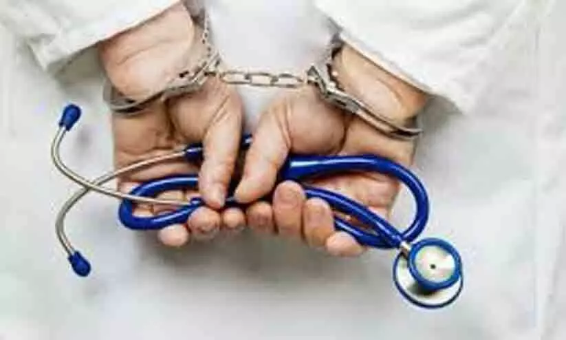 ഗർഭപാത്രം തകർന്ന് കുഞ്ഞ് മരിച്ചു; യുവതി അതി ഗുരുതരാവസ്ഥയിൽ -ഉള്ള്യേരിയിലെ സ്വകാര്യ ആശുപത്രിക്കെതിരെ ബന്ധുക്കൾ ഗർഭപാത്രം തകർന്ന് കുഞ്ഞ് മരിച്ചു; യുവതി അതി ഗുരുതരാവസ്ഥയിൽ -ഉള്ള്യേരിയിലെ സ്വകാര്യ ആശുപത്രിക്കെതിരെ ബന്ധുക്കൾ