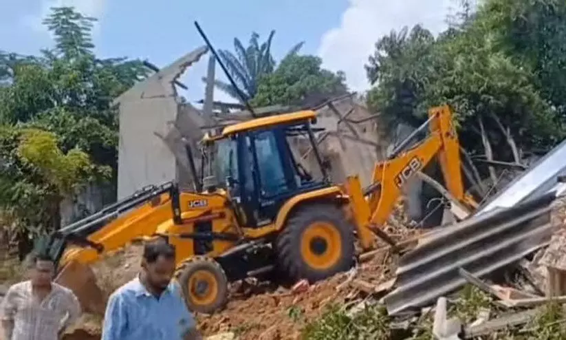 കുടിയൊഴിപ്പിക്കൽ അക്രമാസക്തമായി; അസമിൽ രണ്ട് യുവാക്കൾ പൊലീസ് വെടിവെപ്പിൽ കൊല്ലപ്പെട്ടു കുടിയൊഴിപ്പിക്കൽ അക്രമാസക്തമായി; അസമിൽ രണ്ട് യുവാക്കൾ പൊലീസ് വെടിവെപ്പിൽ കൊല്ലപ്പെട്ടു