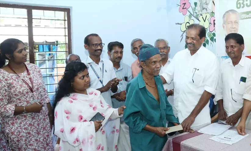 60 വയസ് മുതലുള്ള പട്ടികവർഗ വിഭാഗക്കാർക്ക് ഓണസമ്മാനമായി 1000 രൂപ വിതരണം തുടങ്ങി 60 വയസ് മുതലുള്ള പട്ടികവർഗ വിഭാഗക്കാർക്ക് ഓണസമ്മാനമായി 1000 രൂപ വിതരണം തുടങ്ങി