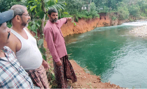 പു​ഴ​യോ​രം ഇ​ടി​ഞ്ഞു തീ​രു​ന്നു