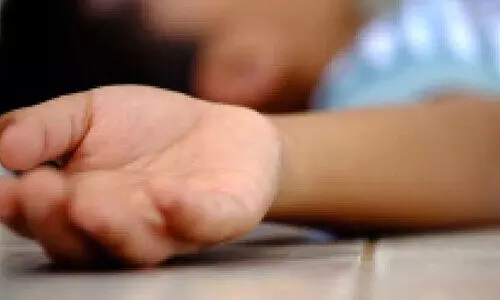 സ്കൂ​ൾ വാ​ഹ​ന​മി​ടി​ച്ച് നാ​ലു വ​യ​സ്സു​കാ​രി മ​രി​ച്ചു