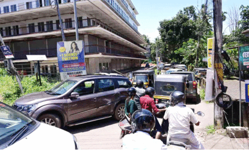 ഗതാഗതക്കുരുക്കിൽ വീർപ്പുമുട്ടി വടകര നഗരം ഗതാഗതക്കുരുക്കിൽ വീർപ്പുമുട്ടി വടകര നഗരം