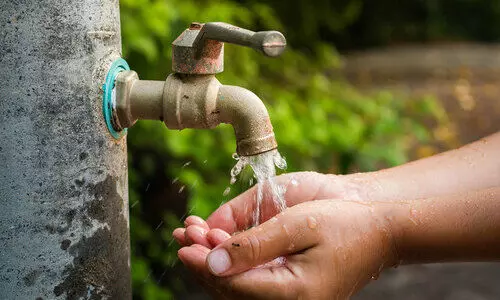 ഉ​പ​ഭോ​ക്താ​ക്ക​ളു​ടെ പ​രാ​തി പ്ര​ള​യം; വി​ത​ര​ണ ശൃം​ഖ​ല​ക​ള്‍ ഏ​റ്റെ​ടു​ക്കാ​നാ​കാ​തെ ജ​ല അ​തോ​റി​റ്റി