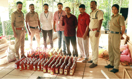 വീട്ടുമുറ്റത്ത് രഹസ്യ അറയിൽ സൂക്ഷിച്ച മദ്യം പിടികൂടി