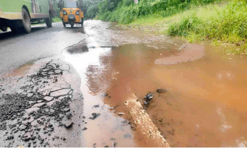 സംസ്ഥാന പാതയിൽ ജലവിതരണ പൈപ്പ് പൊട്ടി; പുതിയ റോഡ് വീണ്ടും തകർന്നു