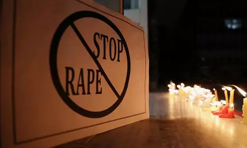 കൂട്ടബലാത്സംഗ ശ്രമം; ഡോക്ടറുടെ ജനനേന്ദ്രിയത്തിൽ ബ്ലേഡ് കൊണ്ട് മുറിവേൽപ്പിച്ച് നഴ്സ് രക്ഷപ്പെട്ടു