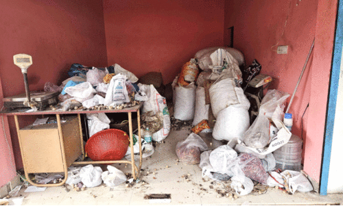 പു​തി​യകാ​വി​ൽ വ്യാ​പാ​ര സ്ഥാ​പ​നം കു​ത്തി​ത്തു​റ​ന്ന് ല​ക്ഷ​ങ്ങ​ളു​ടെ മ​ല​ഞ്ച​ര​ക്ക് ക​വ​ർ​ന്നു