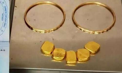 ചെരിപ്പിനുള്ള ഒളിപ്പിച്ച് കൊണ്ടുവന്ന സ്വർണം പിടികൂടി