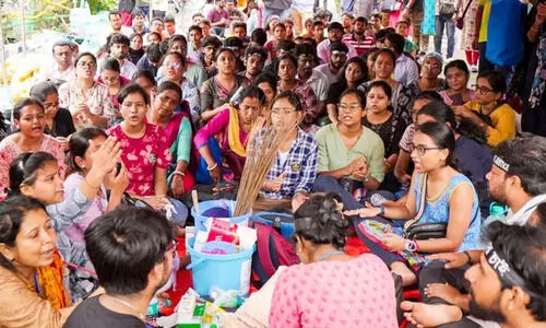 കൊൽക്കത്തയിൽ മൂന്നാം ദിവസവും സമരം തുടർന്ന് ജൂനിയർ ഡോക്ടർമാർ