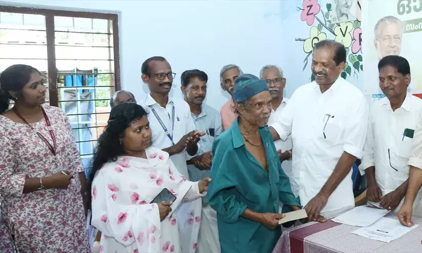 60 വയസ് മുതലുള്ള പട്ടികവർഗ വിഭാഗക്കാർക്ക് ഓണസമ്മാനമായി 1000 രൂപ വിതരണം തുടങ്ങി