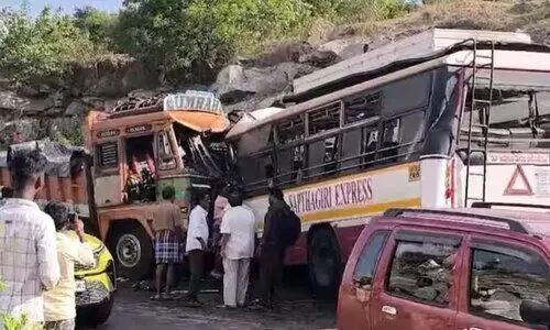 ആന്ധ്രയിൽ ബസും ട്രക്കും കൂട്ടിയിടിച്ച് എട്ട് മരണം; 30 പേർക്ക് പരിക്ക്