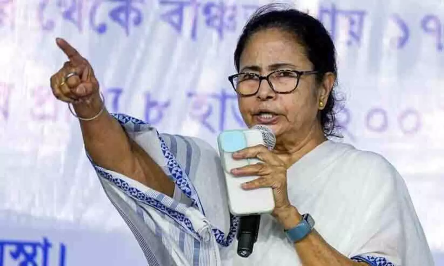 മുഖ്യമന്ത്രിയല്ല, നിങ്ങളുടെ സ്വന്തം ദീദിയാണ് വന്നിരിക്കുന്നത്; സമരം നടത്തുന്ന ഡോക്ടർമാരോട് മമത ബാനർജി