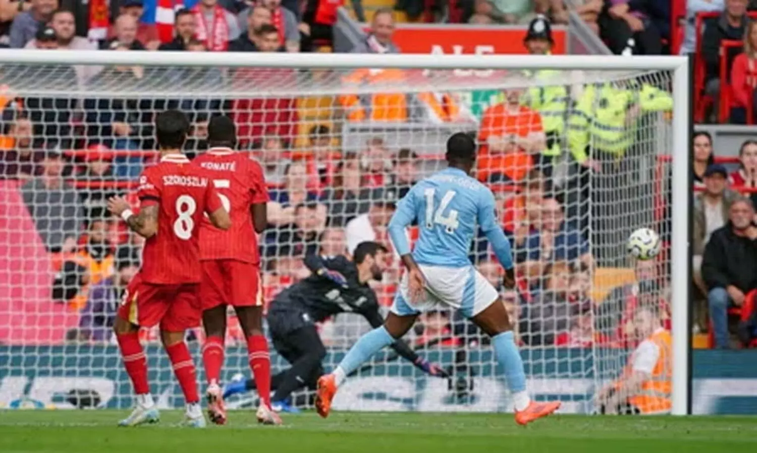 ആൻഫീൽഡിൽ ലിവർപൂളിനെ ഞെട്ടിച്ച് നോട്ടിങ്ഹാം; ഗോൾവേട്ട തുടർന്ന് ഹാലണ്ട്; സിറ്റിക്ക് ജയം