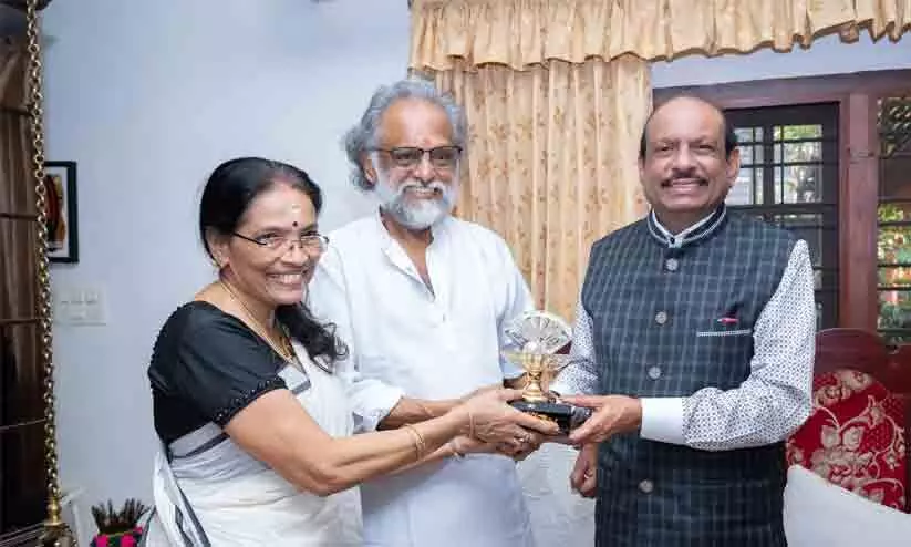 മനംകവരുന്ന സംഗീത വിരുന്നുമായി കൈതപ്രം ; മുത്ത് പതിച്ച സ്ഫടിക ശിൽപം സമ്മാനിച്ച് എം.എ. യൂസഫലി