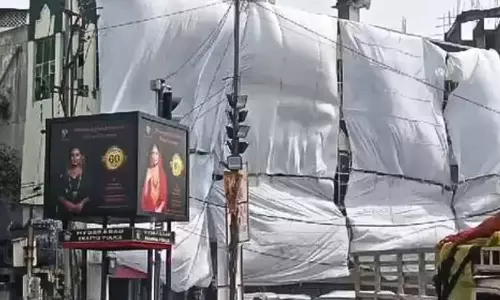 ഗണേശ ചതുർഥി ഘോഷയാത്ര: ഹൈദരാബാദിലെ പള്ളികൾ മറച്ച് അധികൃതർ