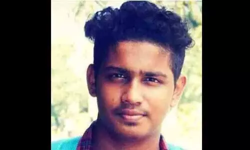 വിദേശത്ത് പോകാനിരുന്ന യുവാവ് ലോറി ഇടിച്ചു മരിച്ചു