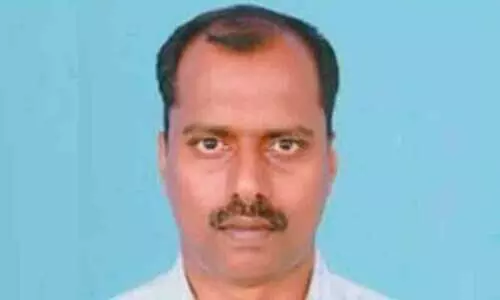 പഞ്ചറായ ലോറിയുടെ ടയർ മാറ്റുന്നതിനിടെ കാറിടിച്ച് മരിച്ചു