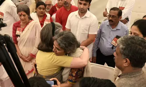 Sonia Gandhi, Seema Chishti