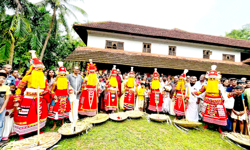 പതിവുപോലെ എട്ട് ഓണപ്പൊട്ടന്മാരും പന്തീരടി എട്ടുകെട്ടിലെത്തി പതിവുപോലെ എട്ട് ഓണപ്പൊട്ടന്മാരും പന്തീരടി എട്ടുകെട്ടിലെത്തി