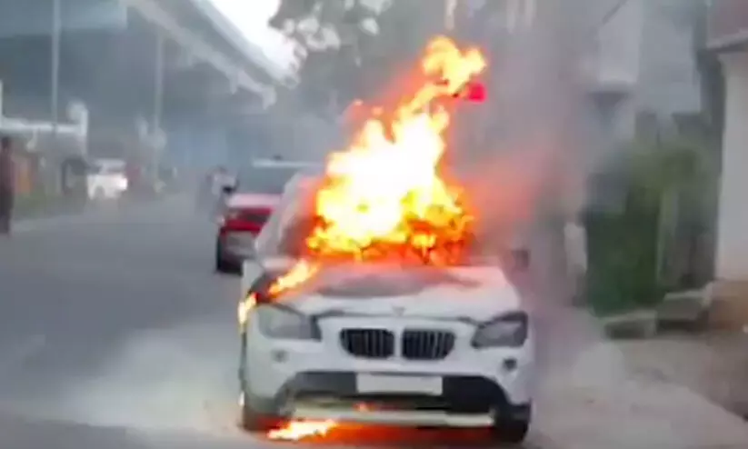 ഓടിക്കൊണ്ടിരുന്ന ആഡംബര കാറിന് തീപിടിച്ചു ഓടിക്കൊണ്ടിരുന്ന ആഡംബര കാറിന് തീപിടിച്ചു