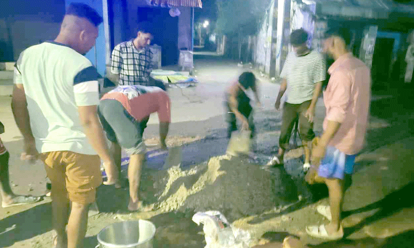 റോഡിലെ അപകടക്കുഴി യുവാക്കൾ നികത്തി റോഡിലെ അപകടക്കുഴി യുവാക്കൾ നികത്തി