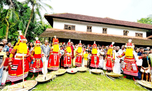 പ​തി​വു​പോ​ലെ എ​ട്ട് ഓ​ണ​പ്പൊ​ട്ട​ന്മാ​രും പ​ന്തീ​ര​ടി എ​ട്ടു​കെ​ട്ടി​ലെ​ത്തി