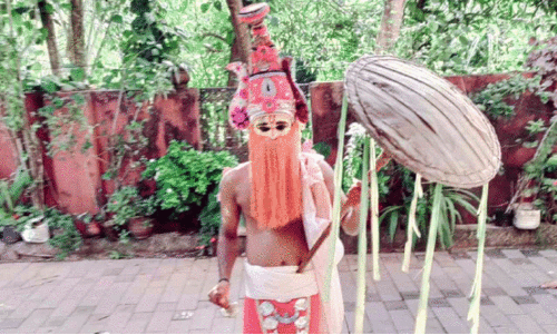 ഓണപ്പൊട്ടനായി അച്ഛന്റെ പാത പിന്തുടർന്ന് ഷിജിൻ രാജ്