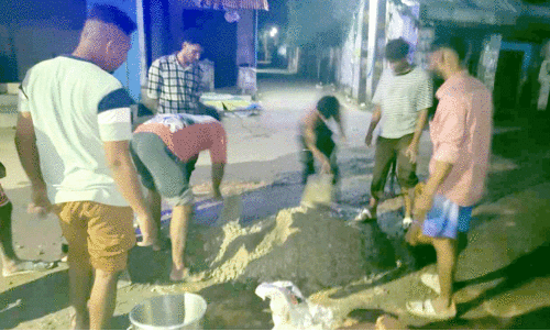 റോഡിലെ അപകടക്കുഴി യുവാക്കൾ നികത്തി