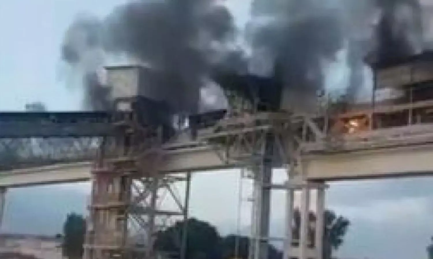 ലക്ഷ്യംകണ്ട് ഹൂതി മിസൈൽ;   മധ്യ ഇസ്രായേലിലെ റെയില്‍വേ സ്റ്റേഷന് തീപിടിച്ചു