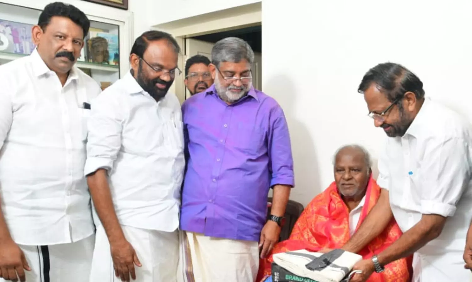 പെരുമ്പടവത്തിന് പൊന്നാടയും ഉപ്പേരിയും ഓണ സമ്മാനങ്ങളും നൽകി സംസ്കാര സാഹിതി ആദരിച്ചു