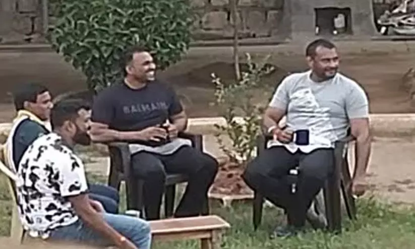 കൊലക്കേസ് പ്രതി നടൻ ദർശന് ജയിലിൽ വി.ഐ.പി പരിഗണന; ഫോണുകളും കത്തികളും കണ്ടെത്തി കൊലക്കേസ് പ്രതി നടൻ ദർശന് ജയിലിൽ വി.ഐ.പി പരിഗണന; ഫോണുകളും കത്തികളും കണ്ടെത്തി