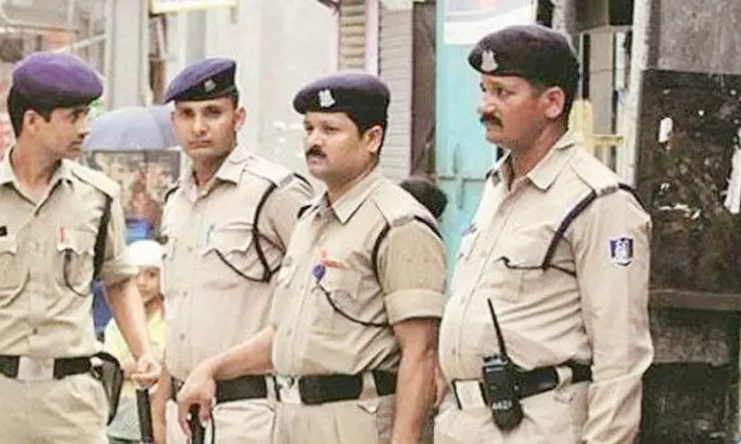 യൂനിഫോം കീറുമെന്ന് ബി.ജെ.പി നേതാവിന്റെ ഭീഷണി: സ്വയം വസ്ത്രങ്ങൾ കീറിയെറിഞ്ഞ് എ.എസ്.ഐ - വൈറലായി വിഡിയോ യൂനിഫോം കീറുമെന്ന് ബി.ജെ.പി നേതാവിന്റെ ഭീഷണി: സ്വയം വസ്ത്രങ്ങൾ കീറിയെറിഞ്ഞ് എ.എസ്.ഐ - വൈറലായി വിഡിയോ