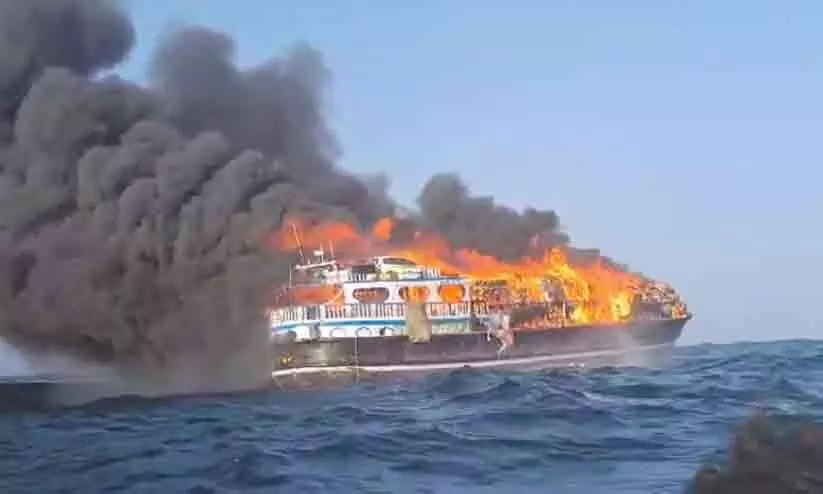 ഒമാൻ കടലിൽ ഉരു കത്തി നശിച്ചു; 13 ഇന്ത്യക്കാരെ രക്ഷിച്ചു ഒമാൻ കടലിൽ ഉരു കത്തി നശിച്ചു; 13 ഇന്ത്യക്കാരെ രക്ഷിച്ചു