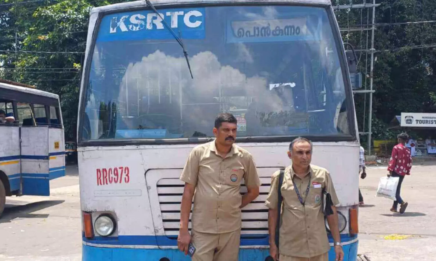 വാഹനാപകടത്തിൽ പരിക്കേറ്റ യുവാവിന് രക്ഷകരായി കെ.എസ്.ആർ.ടി.സി ജീവനക്കാർ