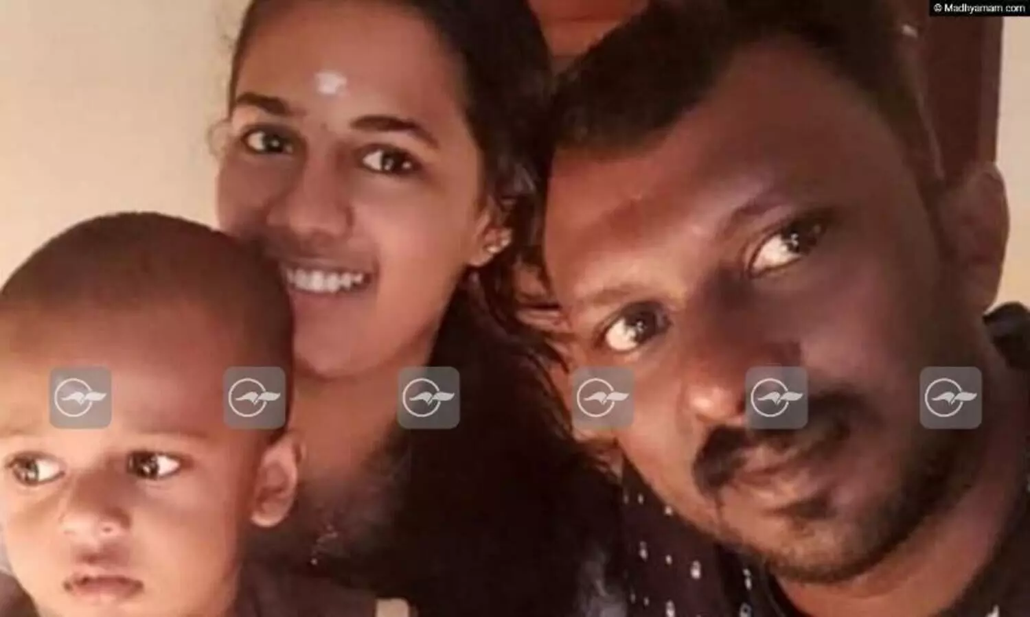 ഗുണ്ടൽപേട്ടിൽ ബൈക്കിനുപിന്നിൽ ലോറിയിടിച്ച് മൂന്നംഗ കുടുംബത്തിന് ദാരുണാന്ത്യം; മ​രി​ച്ച​ത് വ​യ​നാ​ട് സ്വ​ദേ​ശി​ക​ൾ