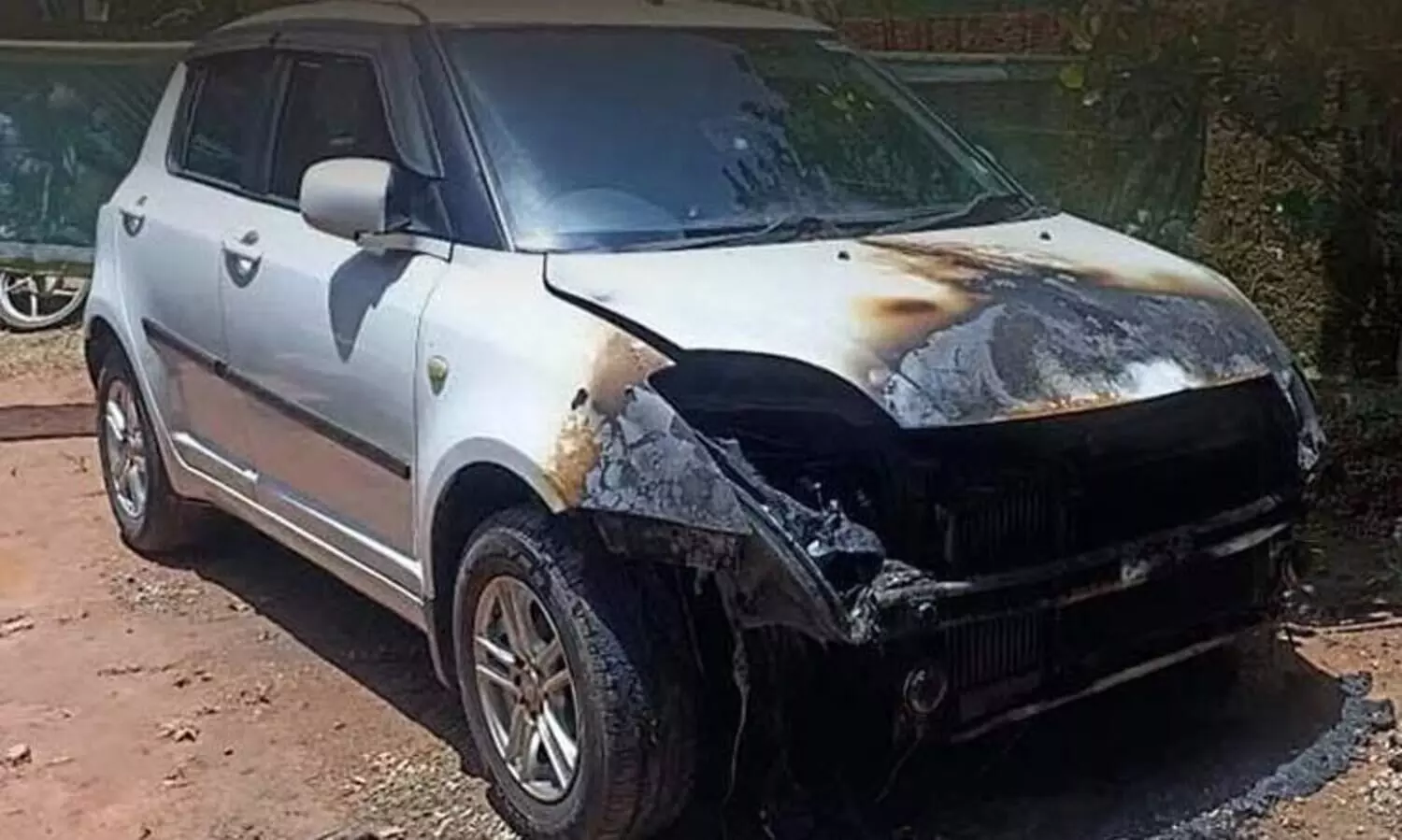 മരണവീട്ടിൽ എത്തിയയാളുടെ കാർ കത്തിച്ച നിലയിൽ