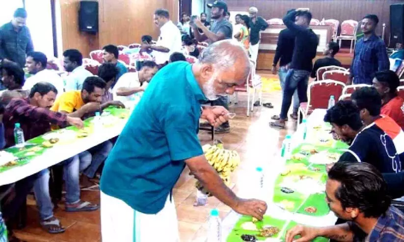 ഇതര സംസ്ഥാന തൊഴിലാളികൾക്ക് സദ്യ വിളമ്പി ഓണാഘോഷം