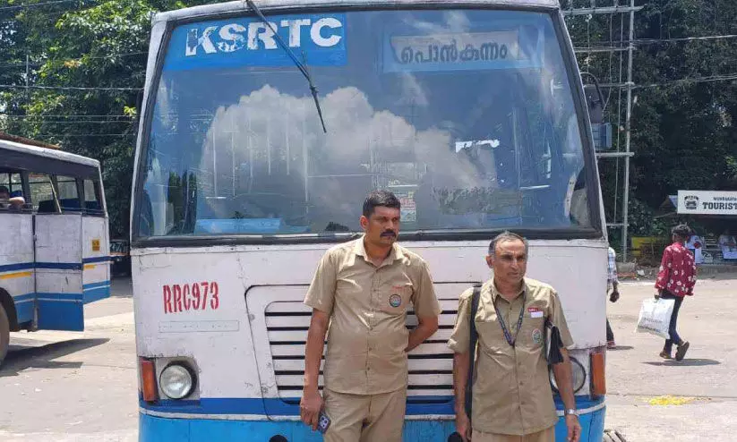 വാഹനാപകടത്തിൽ പരിക്കേറ്റ യുവാവിന് രക്ഷകരായി കെ.എസ്.ആർ.ടി.സി ജീവനക്കാർ
