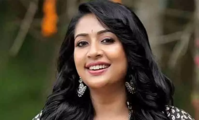 സൈക്കിൾ യാത്രികനെ ഇടിച്ചിട്ട ലോറി പിന്തുടർന്ന് പിടികൂടി നടി നവ്യ നായർ