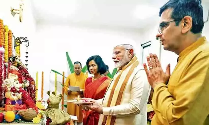 ചീഫ് ജസ്റ്റിസിന്റെ വീട്ടിൽ ഗണേശ പൂജക്കെത്തിയതിൽ ന്യായീകരണവുമായി മോദി; ‘എതിർക്കുന്നത് അധികാര ആർത്തിയുള്ളവർ’ ചീഫ് ജസ്റ്റിസിന്റെ വീട്ടിൽ ഗണേശ പൂജക്കെത്തിയതിൽ ന്യായീകരണവുമായി മോദി; ‘എതിർക്കുന്നത് അധികാര ആർത്തിയുള്ളവർ’