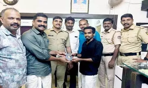 ട്രെയിനിൽ നിന്ന്​ വലിച്ചെറിഞ്ഞ ‘ജീവിതം’ പൊലീസ് കണ്ടെത്തി; പ്രവാസിക്കത് ഓണസമ്മാനമായി