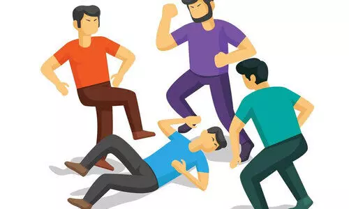 സംഭാവന ആവശ്യപ്പെട്ട് ടാങ്കർ ലോറി ഡ്രൈവർക്ക് മർദനം സംഭാവന ആവശ്യപ്പെട്ട് ടാങ്കർ ലോറി ഡ്രൈവർക്ക് മർദനം